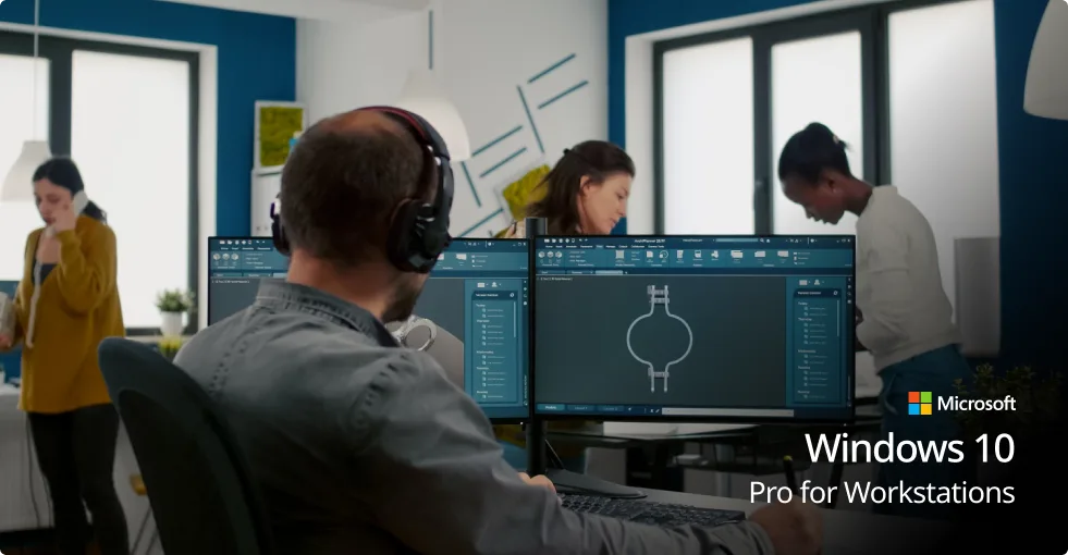 Un homme avec un casque travaille à un bureau sur deux écrans affichant des plans, trois collègues collaborent derrière lui. Windows 10 Pro pour Workstation offre la puissance pour les projets exigeants.