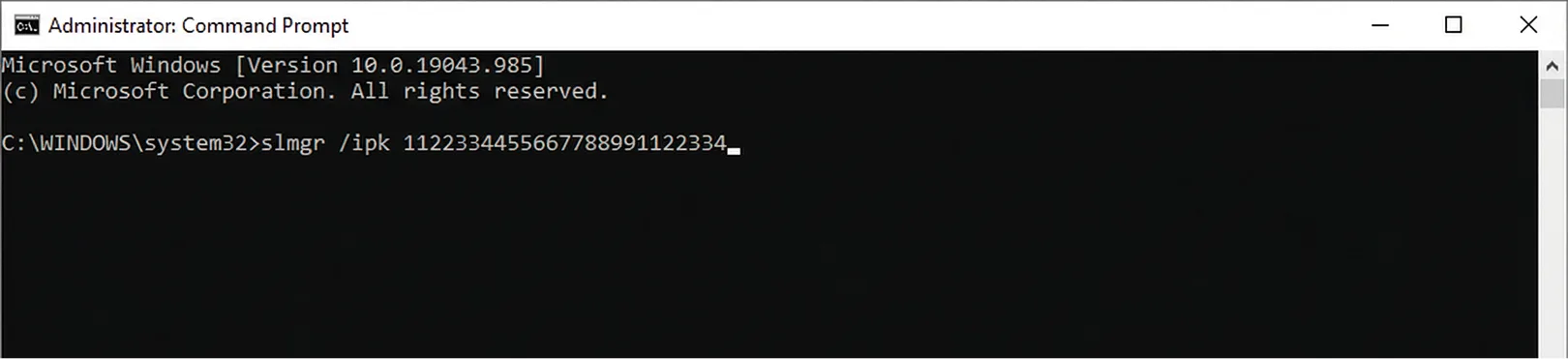 Capture d'écran de l'Invite de commandes Windows (CMD) avec des droits d'administrateur, où la commande slmgr /ipk a été saisie pour installer une clé de produit Windows.