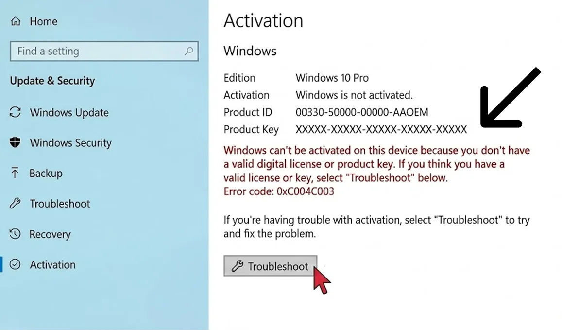 Capture d'écran des paramètres d'activation de Windows 10 avec le code d'erreur 0xC004C003. Le message indique que Windows n'est pas activé car aucune clé de produit ou licence numérique valide n'est présente. Une flèche met en évidence le message d'erreur, et le bouton 'Dépanner' est cliqué.