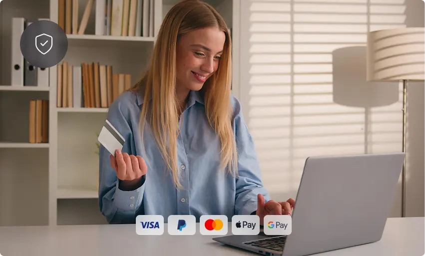 Une femme sourit en tenant une carte bancaire et utilise un ordinateur portable ; logos Visa, PayPal, Mastercard, Apple Pay et Google Pay en bas.