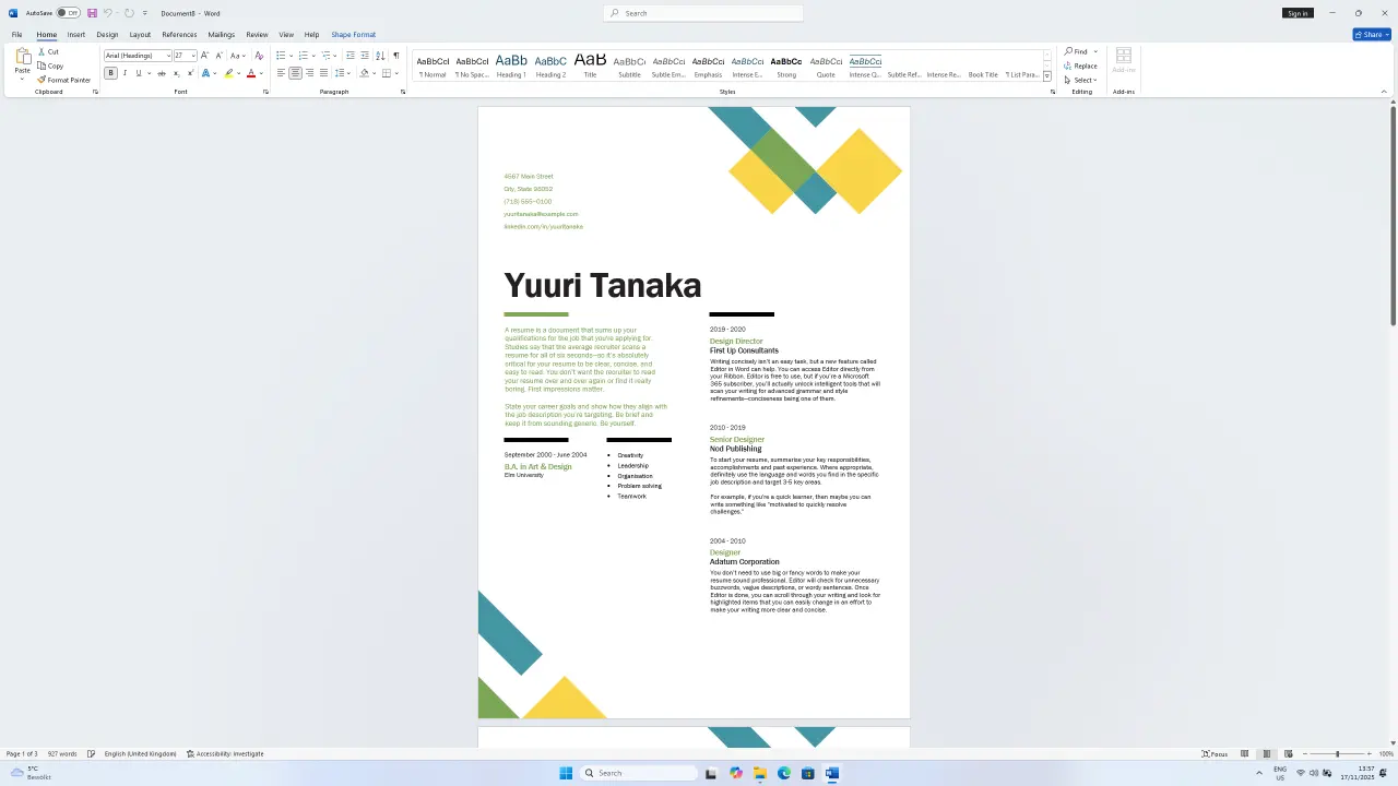 Un écran d'ordinateur montre un CV moderne et coloré de Yuuri Tanaka sous Word, avec formes vertes, jaunes, bleues et sections claires.