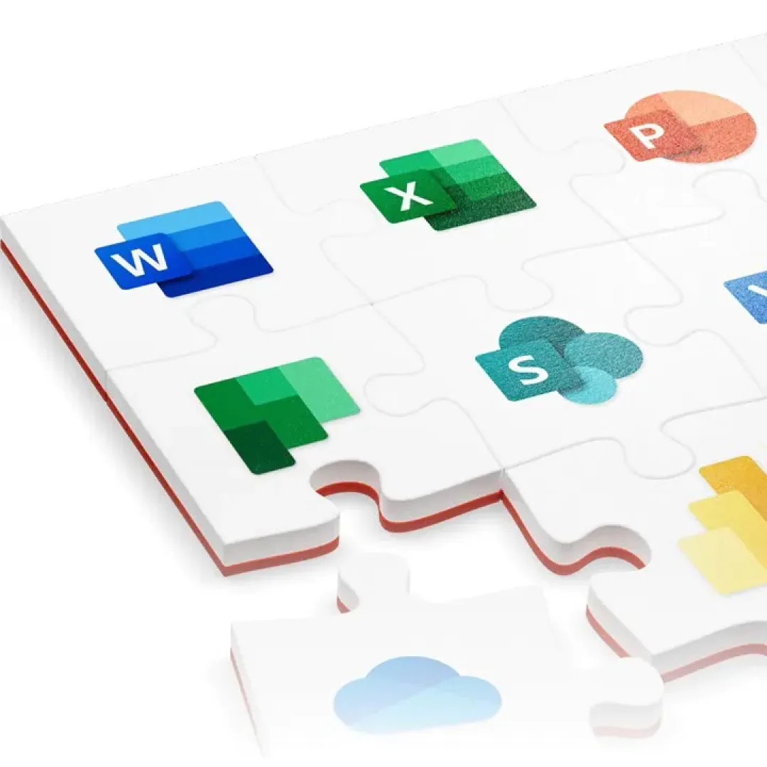 Gros plan sur des pièces de puzzle blanches affichant les icônes Word, Excel, PowerPoint, Planner, SharePoint et OneDrive de Microsoft Office ; une pièce est en partie séparée.