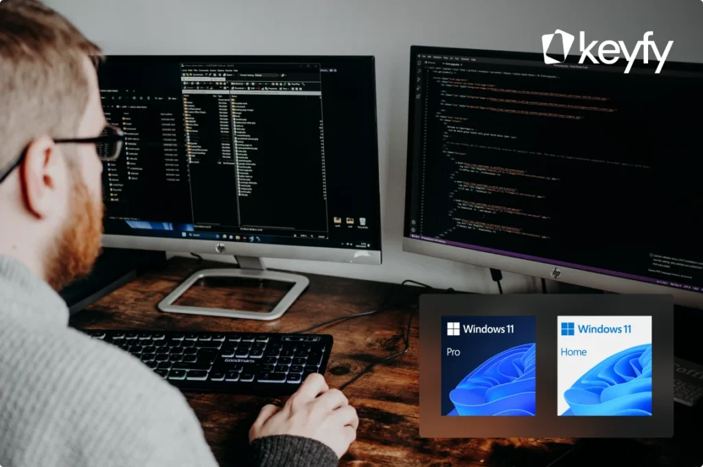 Un homme à lunettes travaille à un bureau avec deux écrans affichant du code, à côté des boîtes Windows 11 Pro et Home et du logo Keyfy.