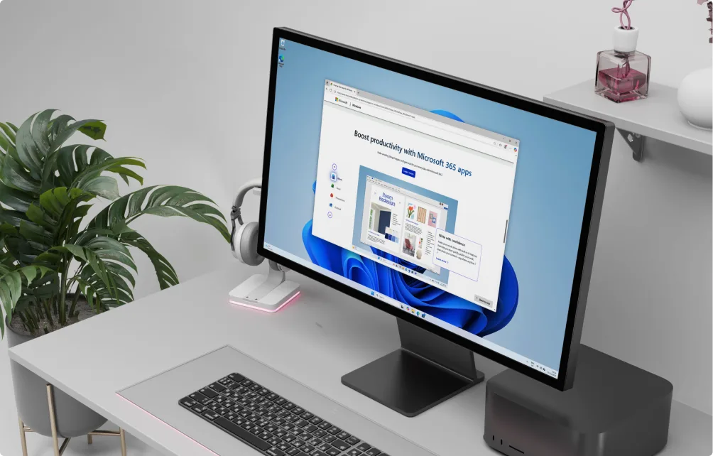 Bureau moderne avec grand écran sur Windows 11, clavier et souris sans fil, casque, plante verte et déco minimaliste.