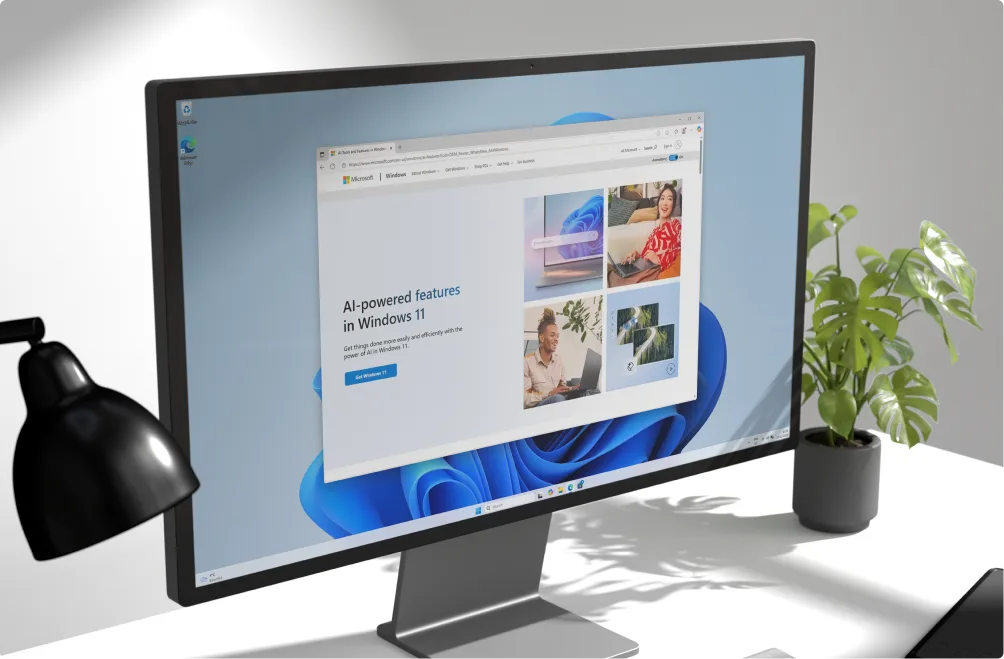 Un écran d'ordinateur affiche Microsoft Edge ouvert sur une page dédiée à l'IA sous Windows 11, avec lampe et plante à côté.