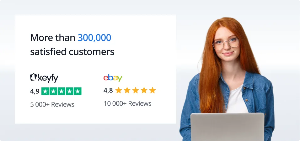 Une femme souriante aux longs cheveux roux et lunettes tient un ordinateur. Texte : Plus de 300 000 clients satisfaits, avis Keyfy & eBay.