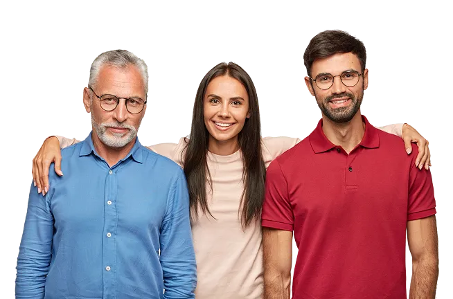 Trois personnes sourient côte à côte à la caméra : un homme aux cheveux gris en chemise bleue, une femme claire et un homme en rouge, tous avec des lunettes.