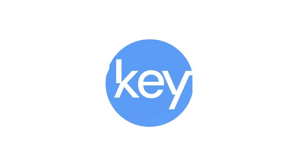 Un cercle bleu avec le mot "key" en blanc, superposé à "Okayfy" en blanc pixelisé sur fond noir, logo du site keyfy.fr.