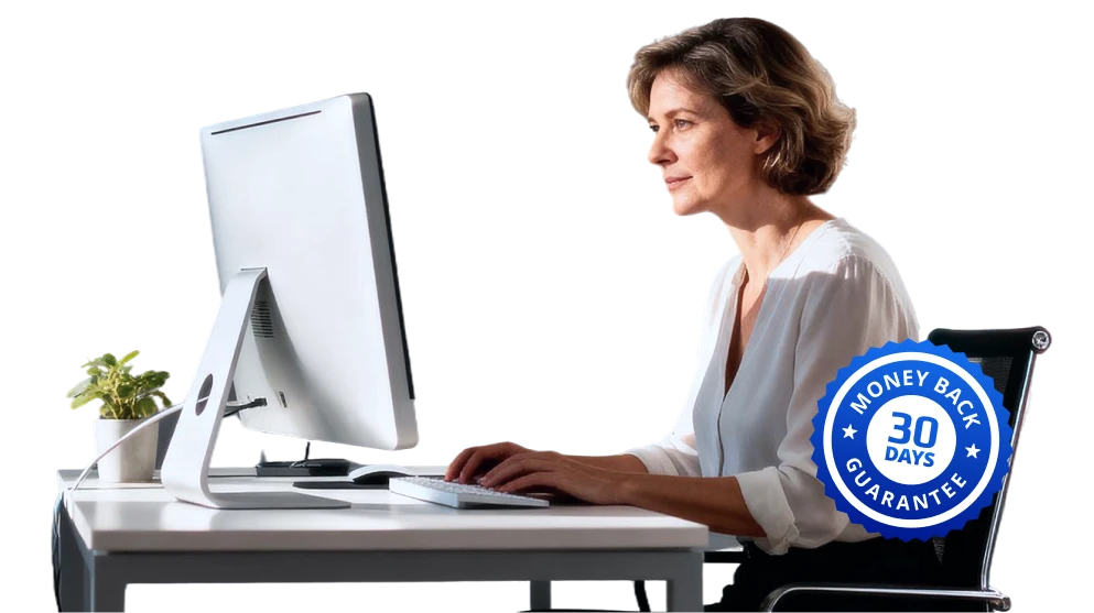 Une femme travaille sur un ordinateur de bureau à son bureau, une petite plante verte et un badge bleu "30 jours satisfait ou remboursé".