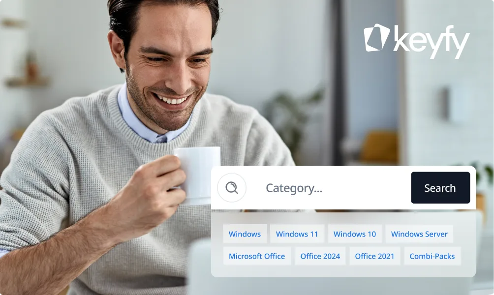 Un homme souriant tient une tasse blanche et utilise un ordinateur portable, avec barre de recherche, boutons logiciels et logo Keyfy.