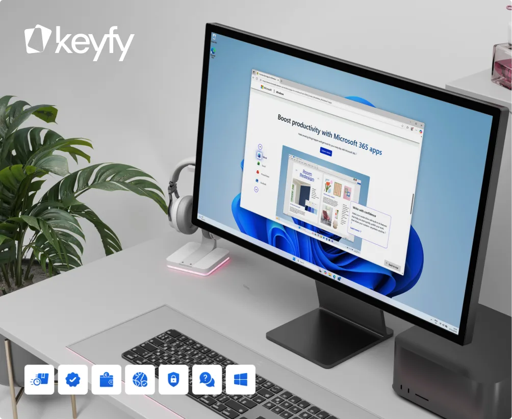 Un ordinateur de bureau sur un bureau moderne blanc affiche Microsoft 365, clavier, souris, enceinte connectée et logo Keyfy.