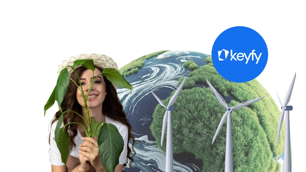 Une femme souriante tient une plante verte dans ses mains, illustrant le plaisir de jardiner et la décoration naturelle intérieure.