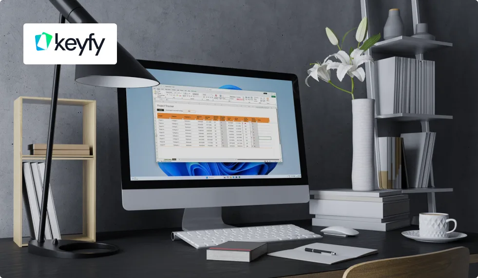 Bureau moderne avec ordinateur affichant un tableur, lampe, vase de fleurs blanches, étagères à livres et logo Keyfy. Scène ordonnée.