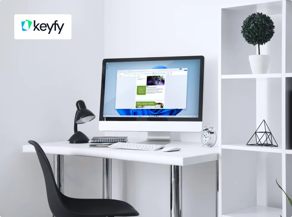 Bureau blanc moderne avec écran affichant un site, clavier, lampe, réveil et chaise noire ; étagère et logo Keyfy en haut à gauche.