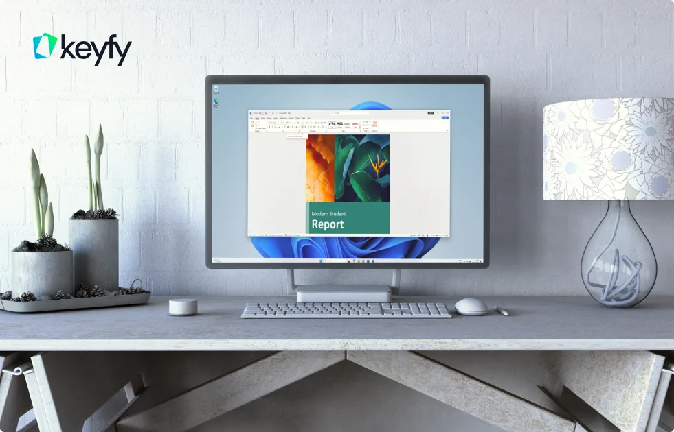 Un ordinateur affiche un rapport sur un bureau moderne avec clavier, souris, plantes, lampe déco et logo keyfy au mur.