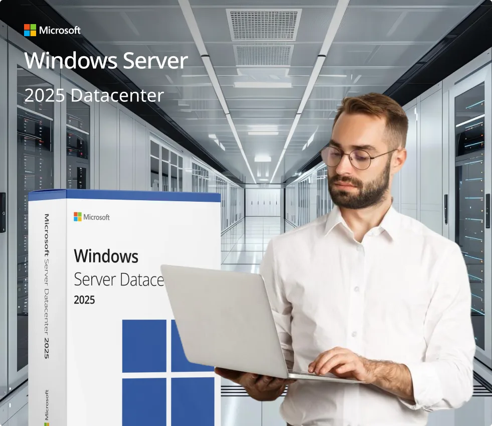 Un homme barbu avec des lunettes travaille sur un ordinateur portable dans un data center moderne. Boîte Windows Server 2025 et logo Microsoft devant, rangées de serveurs en arrière-plan.