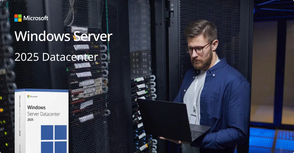 Un homme à lunettes utilise un ordinateur portable dans une salle serveur. Boîte Windows Server 2025 Datacenter en bas à gauche.