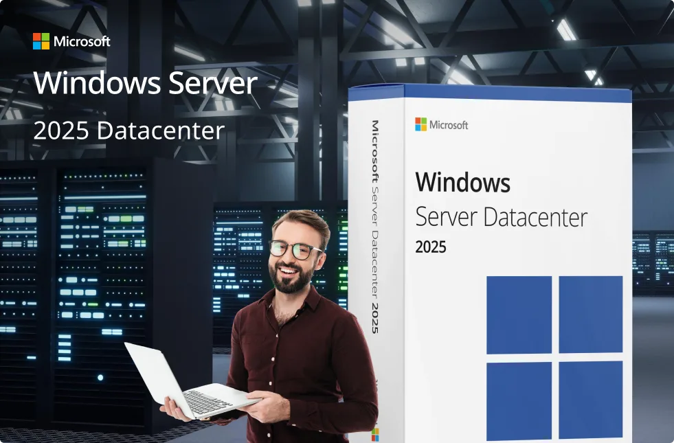 Un homme souriant tenant un ordinateur portable se tient près d'une boîte Windows Server Datacenter 2025 dans une salle serveur moderne.