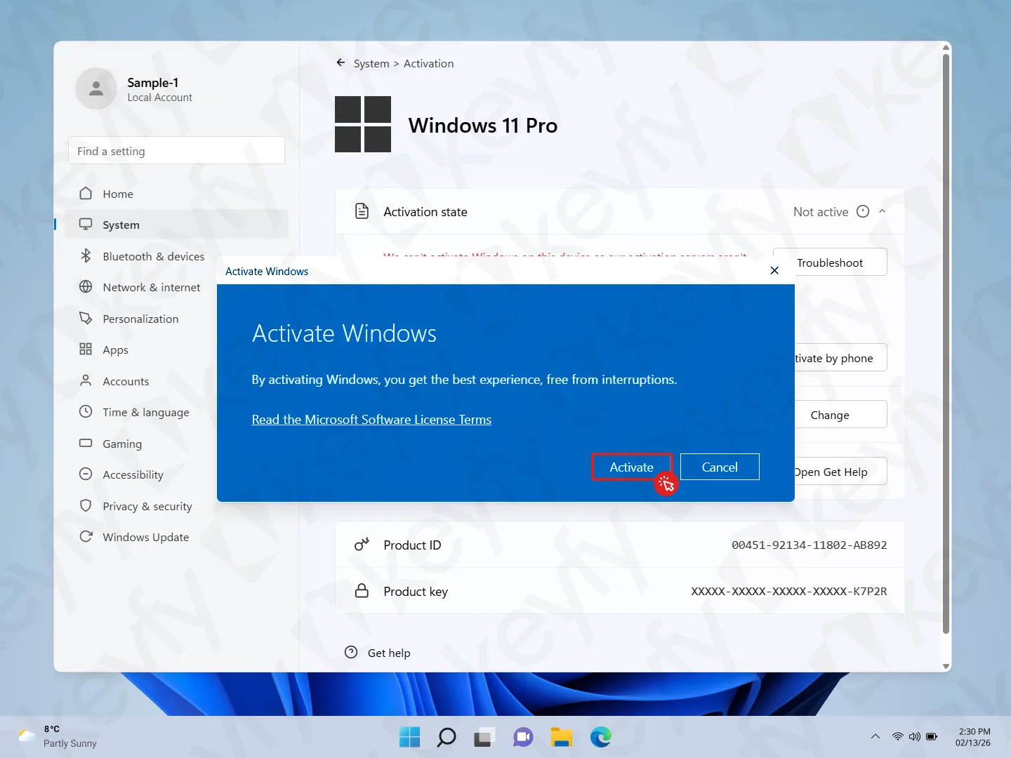 Un écran d'activation de Windows 11 Pro est ouvert, affichant une boîte de dialogue bleue avec Activer Windows et les options Activer ou Annuler. Le bouton Activer est mis en évidence. Le bureau et la fenêtre des paramètres sont visibles derrière.
