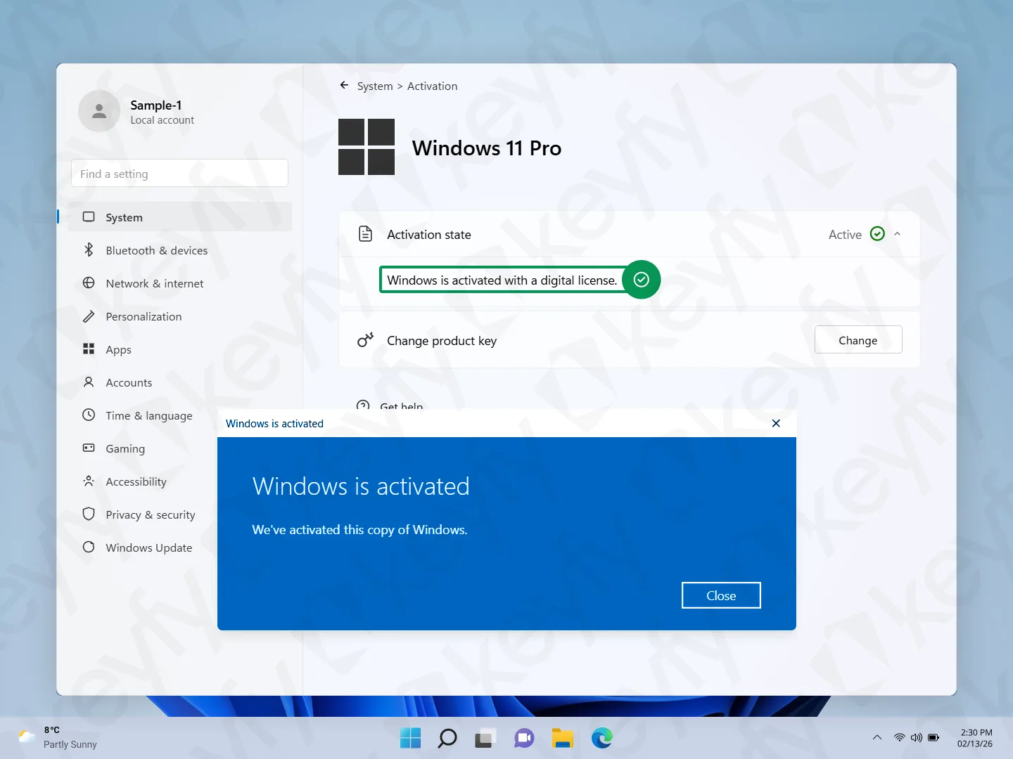 Un écran d'activation de Windows 11 Pro indique « Windows est activé à l'aide d'une licence numérique ». Une fenêtre contextuelle bleue indique également « Windows est activé. Nous avons activé cette copie de Windows ».