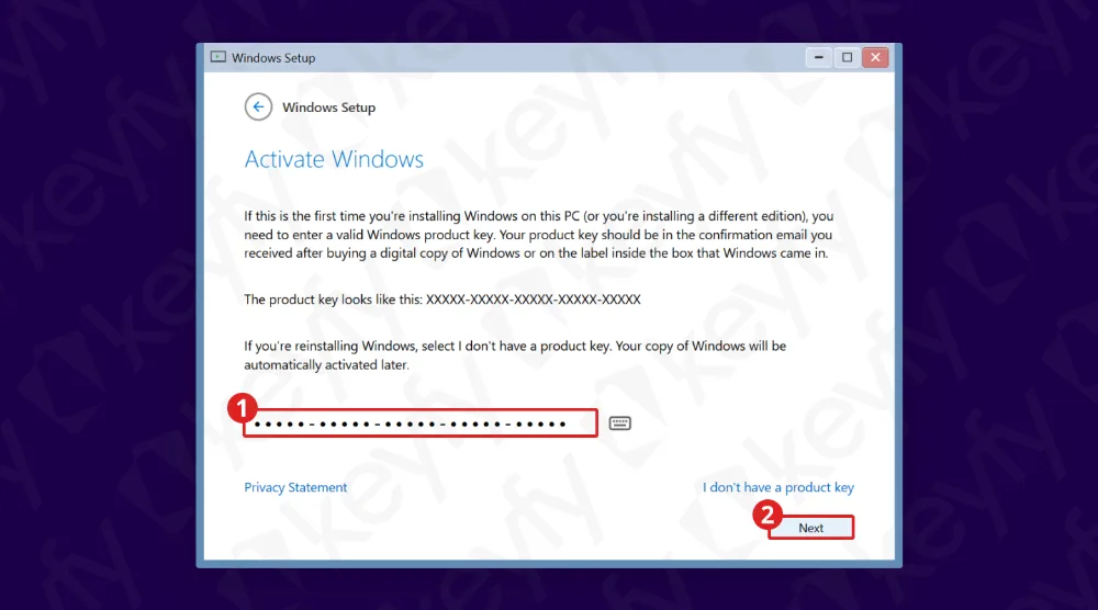 Un écran de configuration Windows invitant l'utilisateur à activer Windows, avec un champ de saisie de clé de produit mis en évidence et le bouton Suivant indiqué par des cercles rouges numérotés. Les liens pour la Déclaration de confidentialité et Je n'ai pas de clé de produit apparaissent ci-dessous.