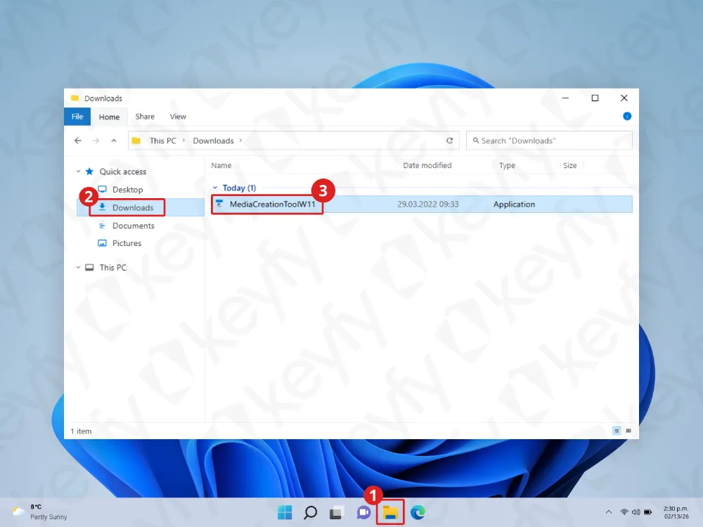 Un bureau Windows 11 montre l'Explorateur de fichiers ouvert sur le dossier Téléchargements. MediaCreationToolW11 est mis en évidence, avec des cercles rouges numérotés marquant l'icône du dossier dans la barre des tâches, le Bureau dans l'Accès rapide et le nom du fichier.