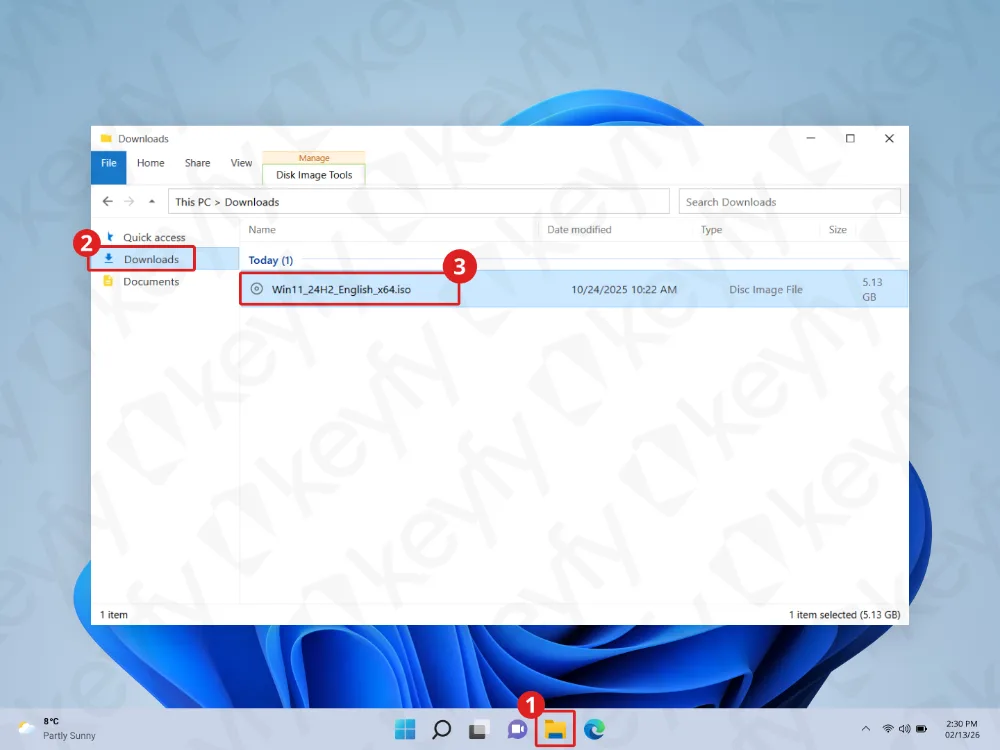 Un bureau Windows 11 montre l'Explorateur de fichiers ouvert sur le dossier Téléchargements. Le fichier « Win11_21H2_English_x64.iso » est sélectionné. Des numéros d'étape mettent en évidence le dossier Téléchargements, le fichier et l'icône de l'Explorateur de fichiers dans la barre des tâches.