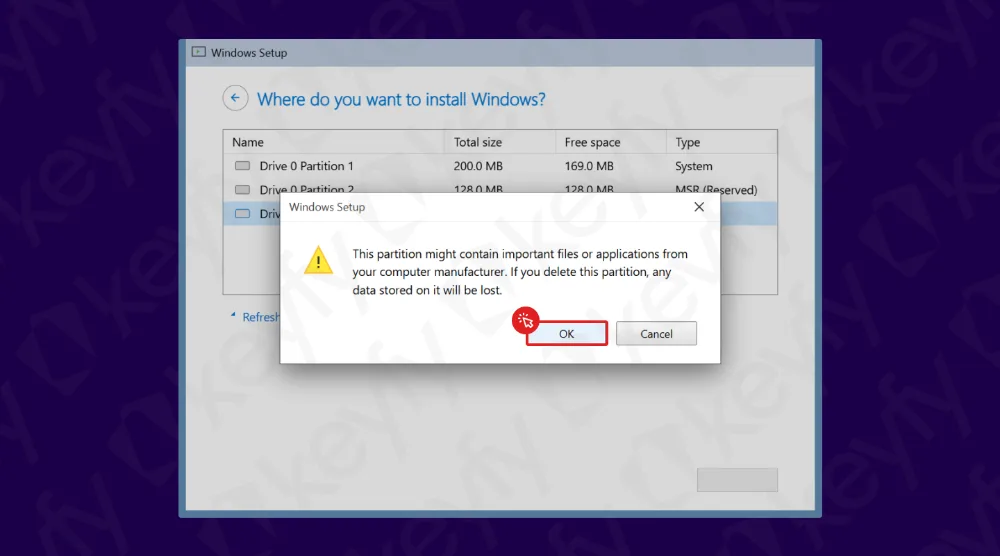 Un écran de configuration Windows affiche une fenêtre contextuelle d'avertissement concernant la suppression d'une partition. Le message indique que des données pourraient être perdues si la partition est supprimée. Le curseur de l'utilisateur survole le bouton rouge OK dans la boîte de dialogue.