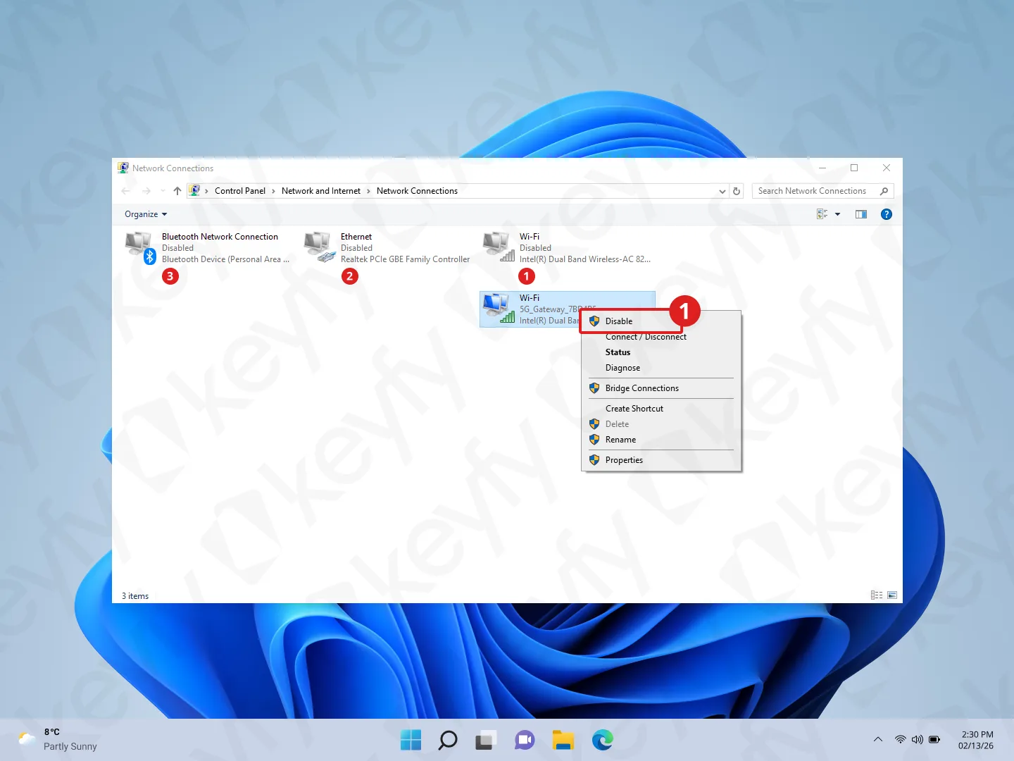 La fenêtre Connexions réseau de Windows 11 est ouverte. L'adaptateur Wi-Fi est cliqué avec le bouton droit, affichant un menu avec Désactiver mis en évidence. L'arrière-plan du bureau est visible avec la barre des tâches en bas.