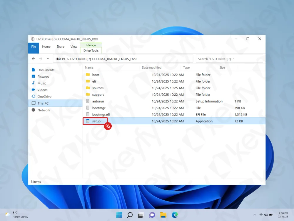 Un bureau Windows 11 montre l'Explorateur de fichiers ouvert sur un lecteur DVD. Plusieurs dossiers et fichiers sont visibles, l'application d'installation étant mise en évidence. La barre des tâches est en bas, montrant les icônes système et l'heure.