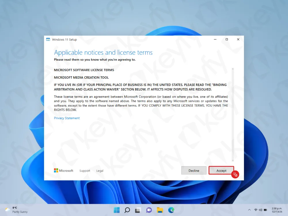 Un écran de configuration de Windows 11 affiche les termes de la licence applicables. Le bouton « Accepter » est mis en évidence en bas à droite, avec des options pour Microsoft, Support, Légal et États-Unis visibles sous les termes. L'arrière-plan du bureau est bleu.