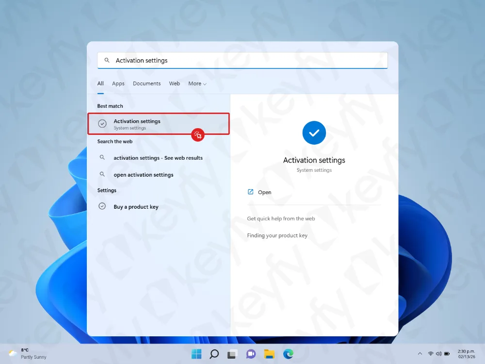Un bureau Windows 11 montre le menu Démarrer avec les paramètres d'activation mis en évidence dans les résultats de recherche sous les paramètres système. La fenêtre des paramètres d'activation est ouverte en arrière-plan.