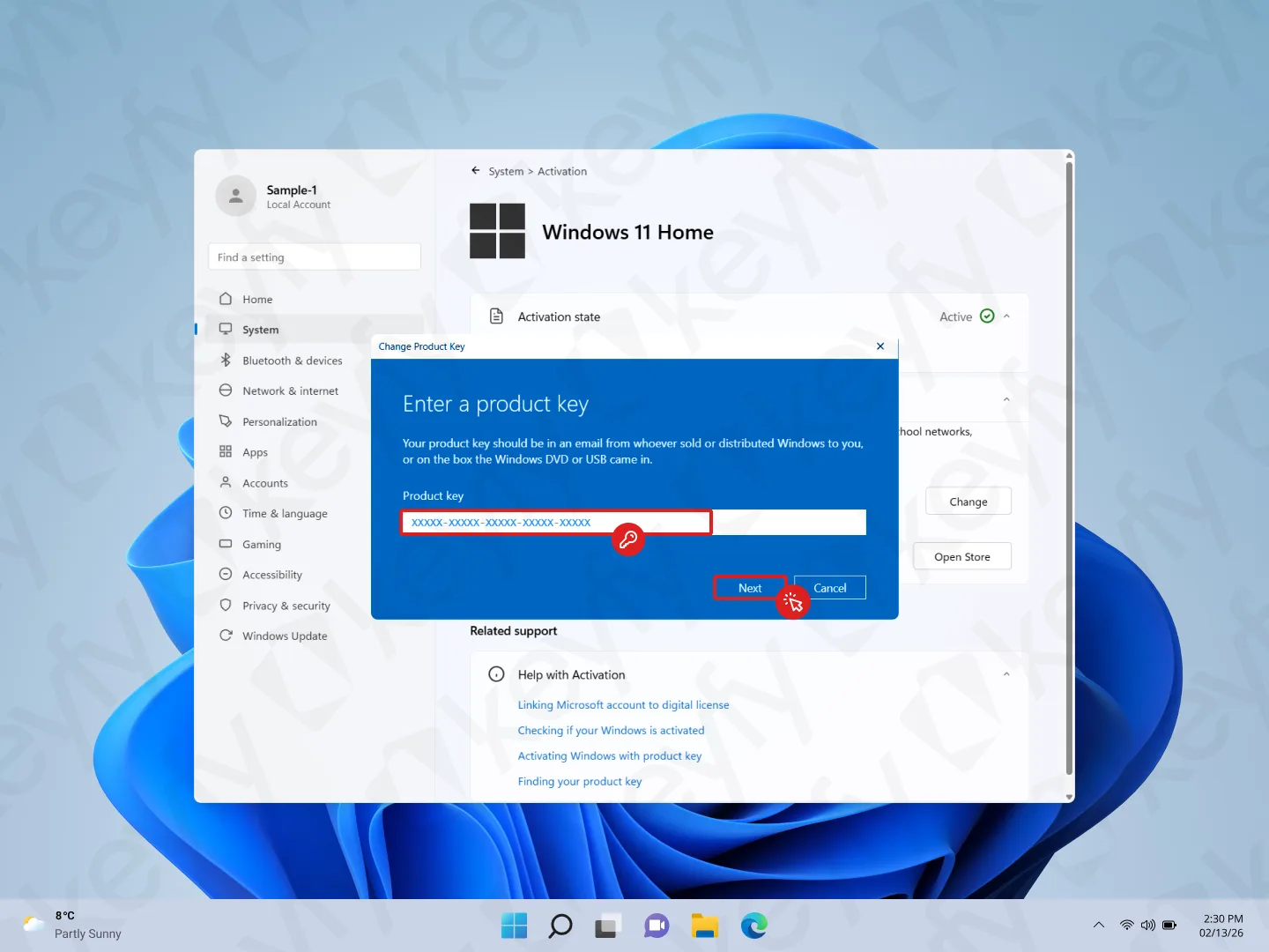 Un écran d'activation de Windows 11 Famille affiche une boîte de dialogue bleue demandant une clé de produit. Le champ de la clé est rempli, et une flèche rouge pointe vers le bouton Suivant. L'arrière-plan du bureau est visible derrière la fenêtre.