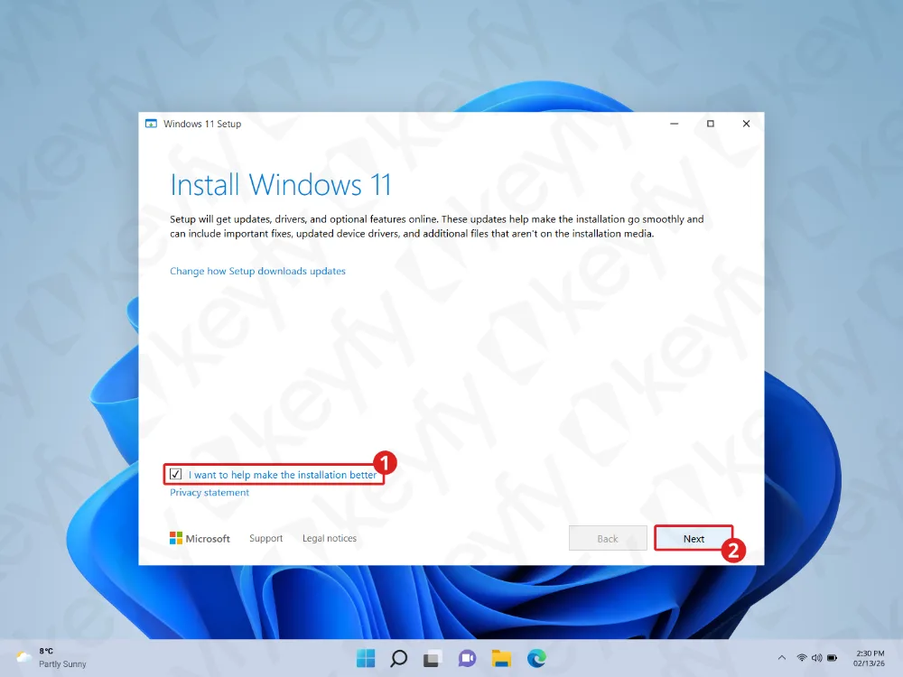 Écran de configuration de Windows 11 avec l'option « Je souhaite aider à améliorer l'installation » cochée et le bouton « Suivant » mis en évidence en bas à droite. L'arrière-plan du bureau est partiellement visible.
