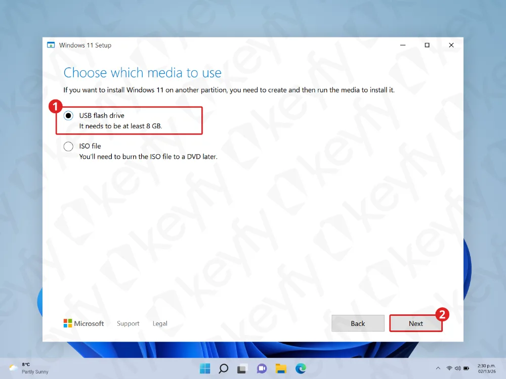 Écran de configuration de Windows 11 avec le disque mémoire flash USB sélectionné comme option de support. Les instructions notent qu'un minimum de 8 Go est requis. Le bouton Suivant est mis en évidence en bas à droite.