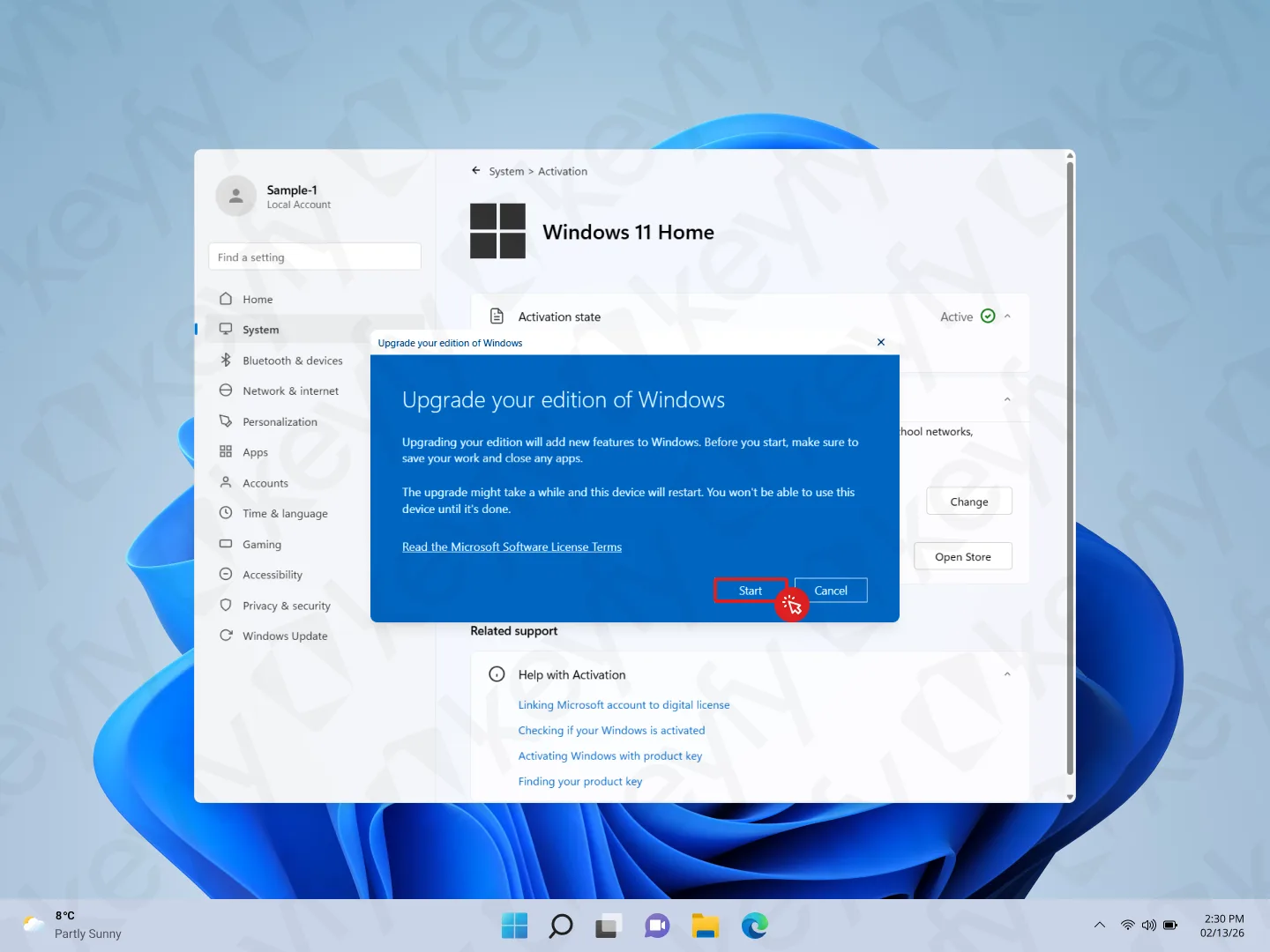 Une fenêtre d'activation de Windows 11 Famille est ouverte. Une boîte de dialogue bleue invite à mettre à niveau l'édition de Windows, avec le bouton Démarrer mis en évidence en rouge. Le curseur de la souris pointe vers le bouton Démarrer.