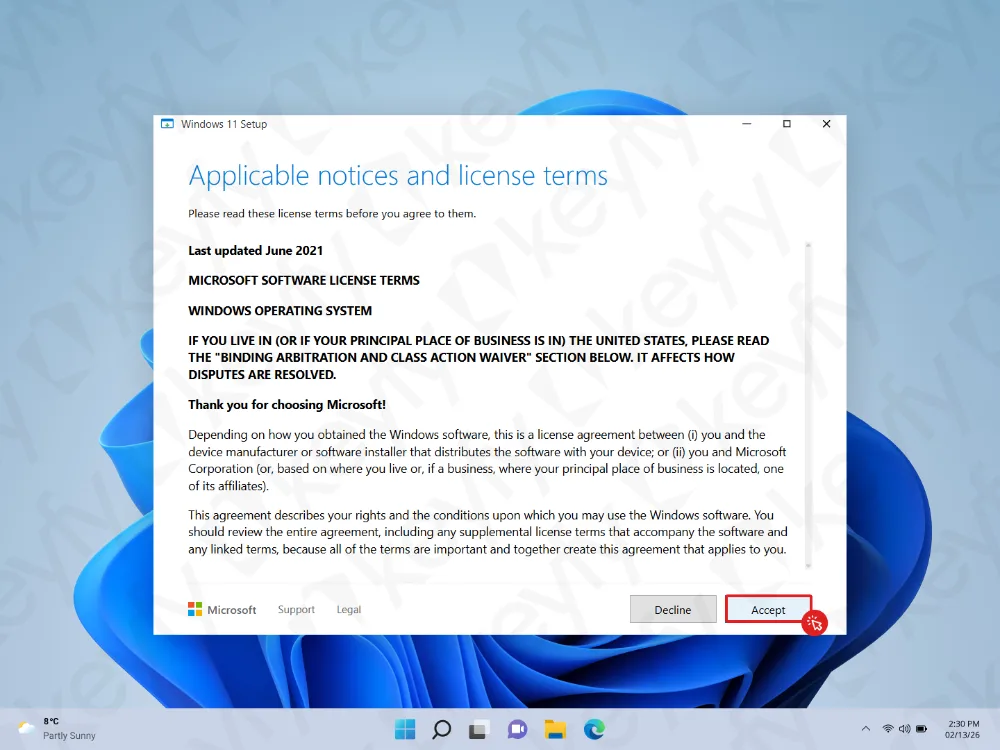 Un écran de configuration de Windows 11 affiche les termes et conditions de la licence. En bas, les options « Refuser » et « Accepter » apparaissent, avec le bouton « Accepter » mis en évidence. Le bureau Windows 11 est visible en arrière-plan.