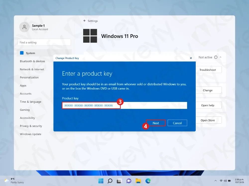 Une fenêtre d'activation de Windows 11 Pro invite l'utilisateur à saisir une clé de produit. L'écran met en évidence la zone de saisie de la clé de produit et le bouton Suivant. Les options de paramètres sont visibles en arrière-plan.