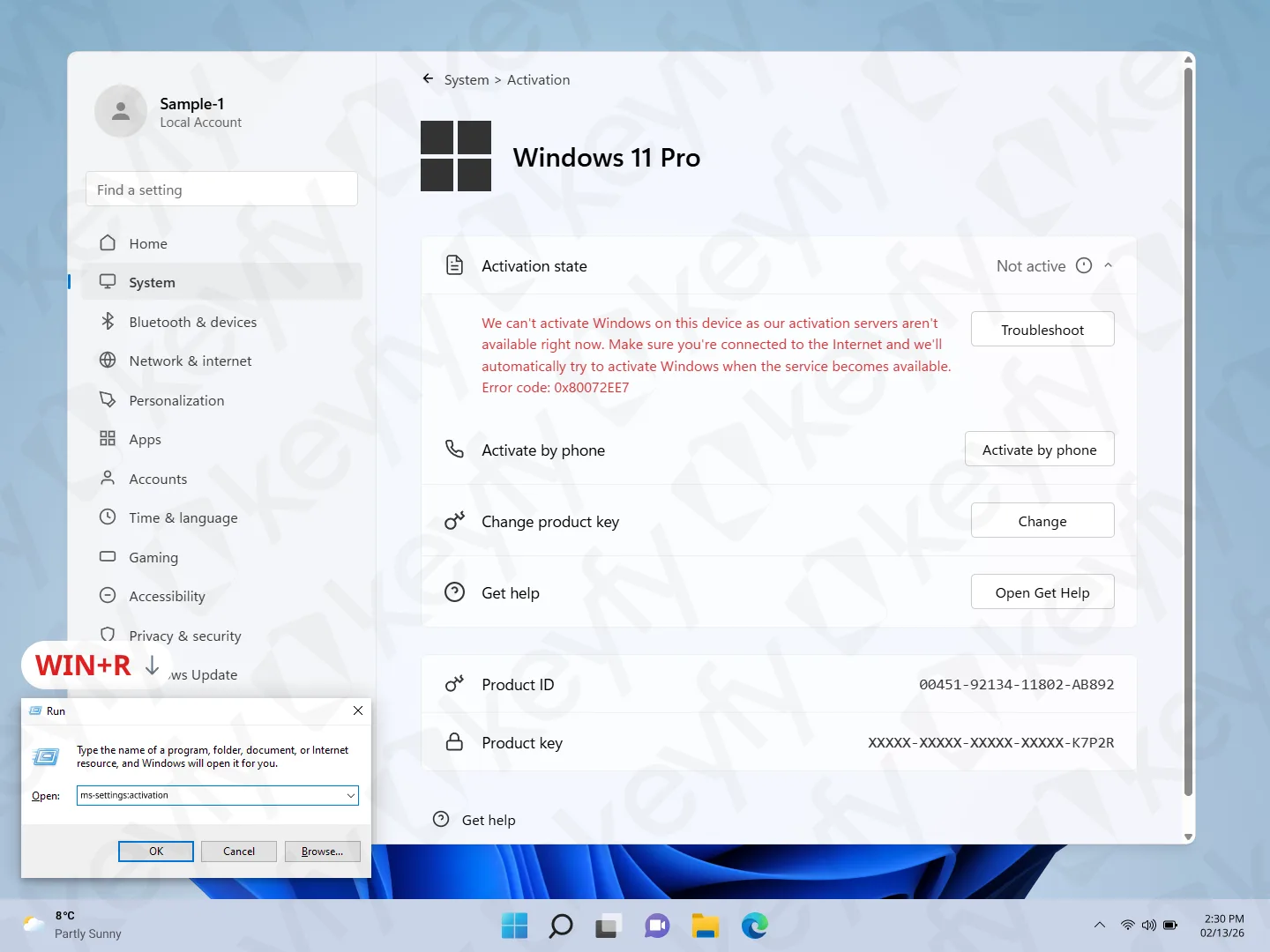 Un écran de paramètres d'activation de Windows 11 Pro montre que l'appareil n'est pas activé, avec un message d'erreur rouge. Le menu Démarrer et la boîte de dialogue Exécuter avec ms-settings:activation saisi sont également visibles en bas à gauche.