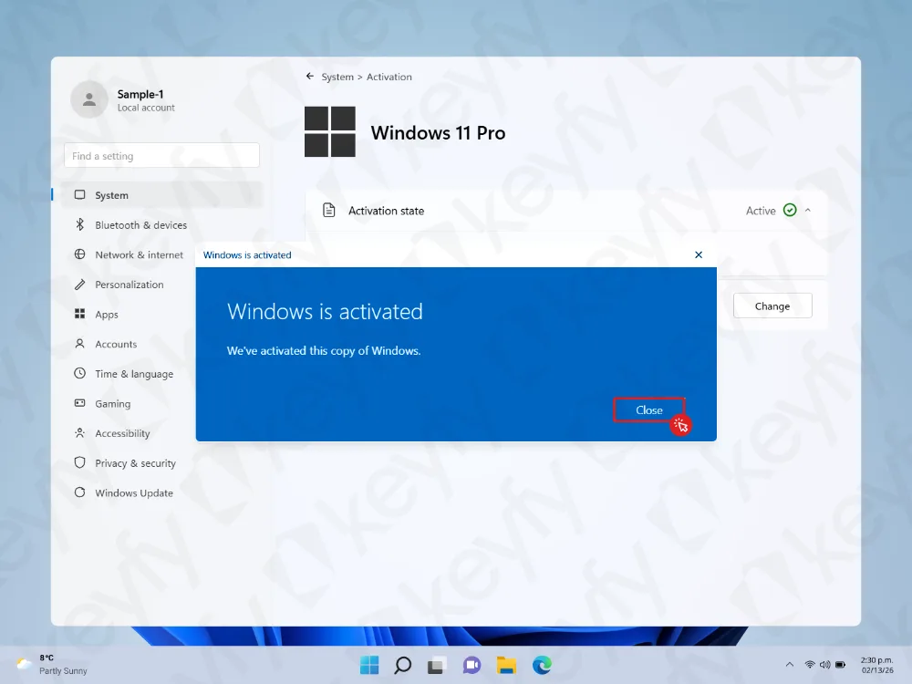Une fenêtre d'activation de Windows 11 Pro affiche le message Windows est activé avec un bouton Fermer mis en évidence. L'arrière-plan affiche les paramètres système sur la page d'activation.