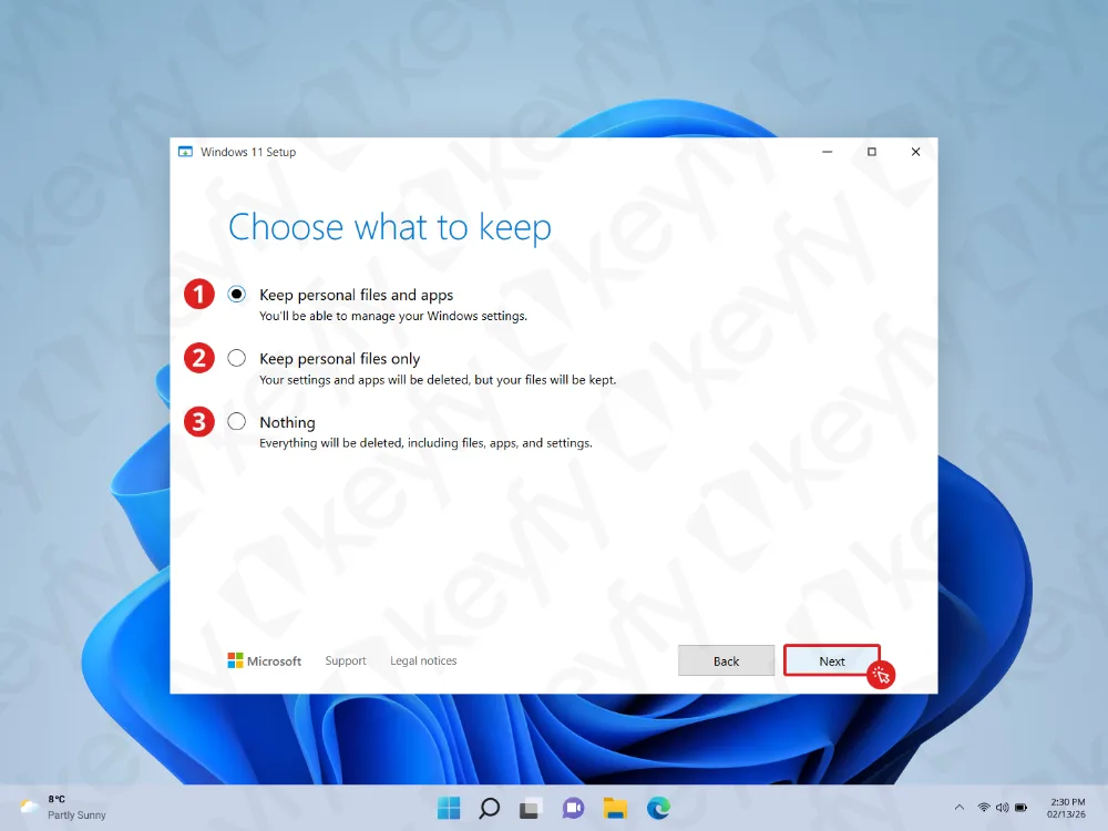 Un écran de configuration de Windows 11 intitulé Choisir ce qui doit être conservé, affichant trois options : conserver les fichiers personnels et les applications, conserver uniquement les fichiers personnels, ou ne rien conserver. Le bouton Suivant est mis en évidence en bas à droite.
