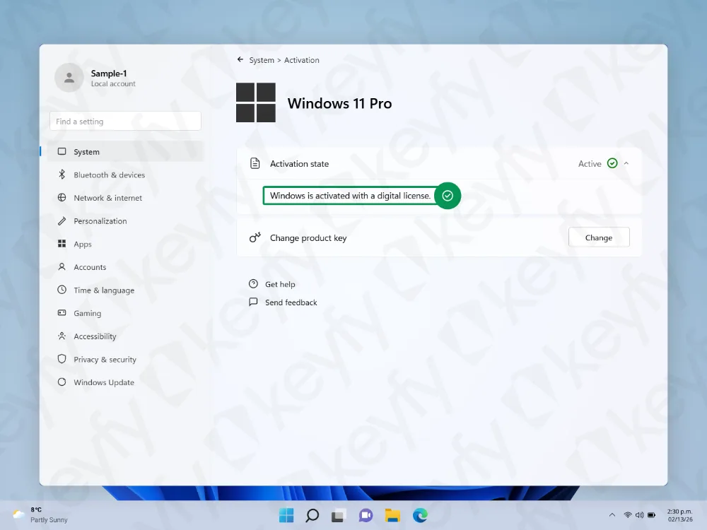 Une fenêtre de paramètres d'activation Windows 11 Pro indique que le système est activé avec une licence numérique. L'état d'activation est marqué comme Actif, et les options pour modifier la clé de produit ou obtenir de l'aide sont visibles.